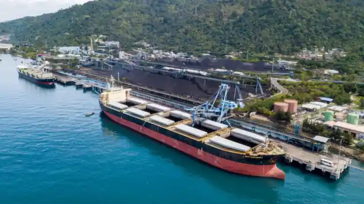 Bulk carrier at an Indonesian coal port – Indonesia to India coal shipping